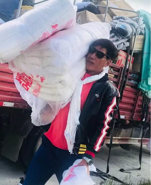 50歲張敏與56歲張耀揚同框,烏鴉哥皮膚黝黑,越來越面善!