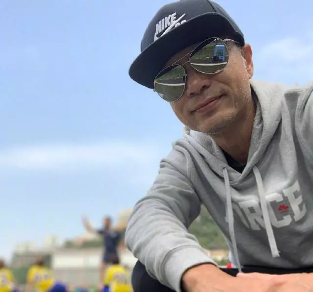 51歲李克勤身材消瘦顯蒼老,嬌妻卻容顏不敗,兩人甜蜜同框很恩愛