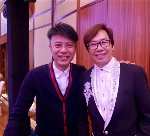 51歲李克勤身材消瘦顯蒼老,嬌妻卻容顏不敗,兩人甜蜜同框很恩愛