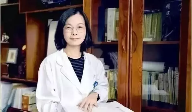 這麼動一動小拇指,堪比安眠藥和補腎藥,白頭發、老花眼慢慢也沒了!