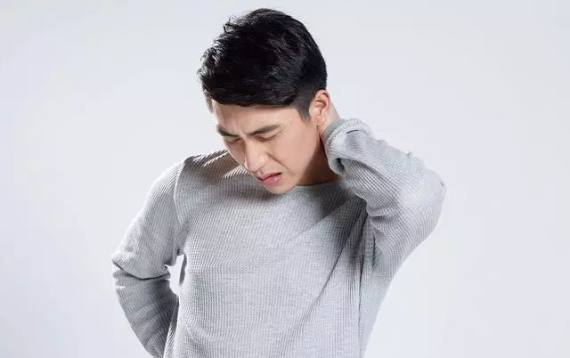 脖子一動「咔咔響」,頸肩部僵硬,酸痛,中醫教你5分鐘拉伸操