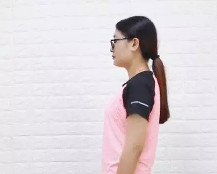 脖子一動「咔咔響」,頸肩部僵硬,酸痛,中醫教你5分鐘拉伸操
