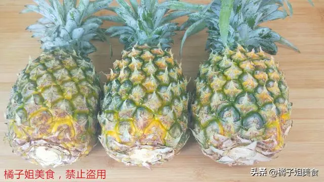 這才是切菠蘿的正確方法,只要60秒就切好,簡單又快速~