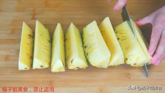這才是切菠蘿的正確方法,只要60秒就切好,簡單又快速~