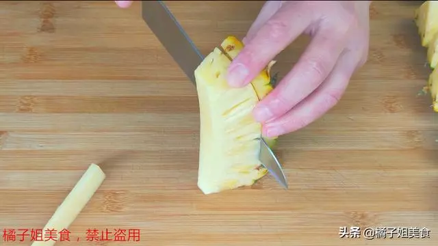 這才是切菠蘿的正確方法,只要60秒就切好,簡單又快速~