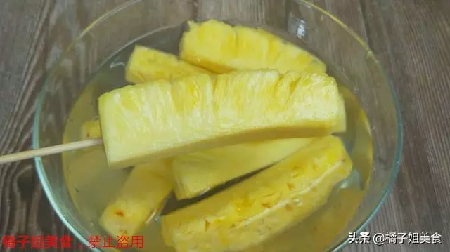 這才是切菠蘿的正確方法,只要60秒就切好,簡單又快速~