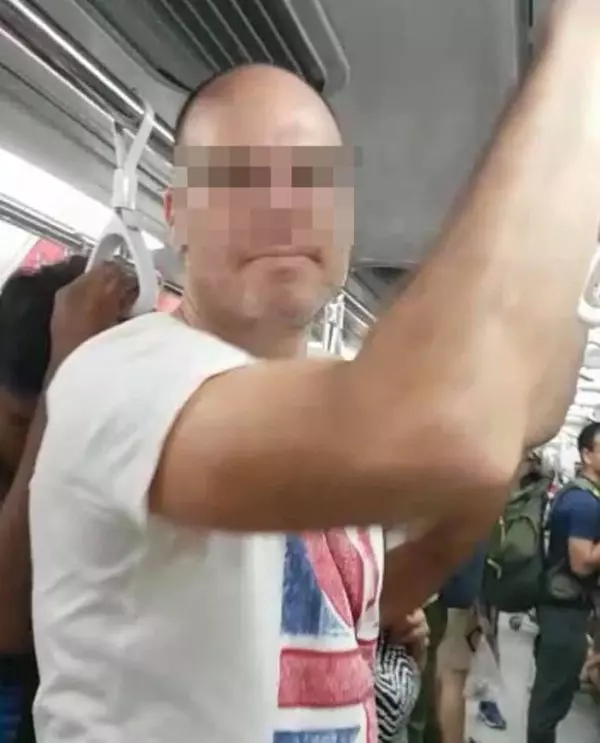 「地鐵糾紛」! 為把踏板車藏座位底 ,洋漢推前女藝人不小心碰到胸