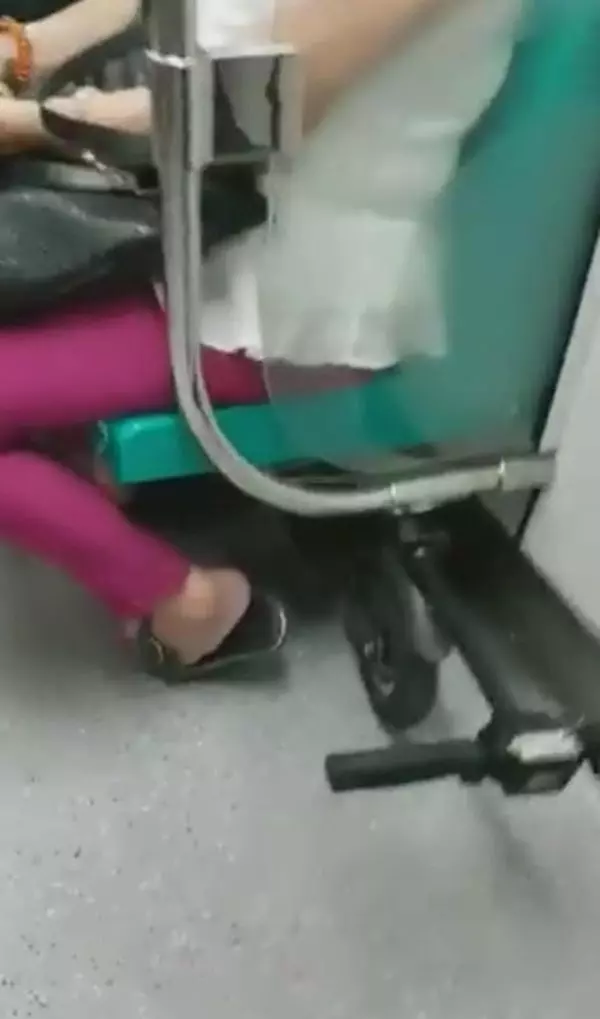 「地鐵糾紛」! 為把踏板車藏座位底 ,洋漢推前女藝人不小心碰到胸