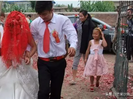 我剛結婚,父母就拿我的彩禮給弟弟買房,三年之後回家我卻笑哭了
