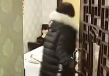 老公半夜發燒,老婆冒雨出去買藥,忘拿錢返回,推開門後含淚報警
