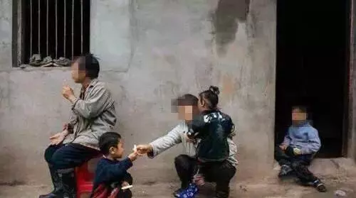 嫂子改嫁,女子撫養侄子12年,侄子學成歸來,一聲媽她哭了