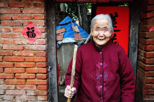 奶奶搶著給孫女喂奶,孫女搖頭直躲,母親好奇,一嘗牛奶,報了警