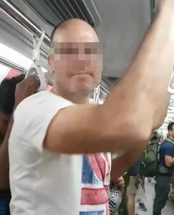 地鐵糾紛! 為把踏板車藏座位底 洋漢推前女藝人碰胸
