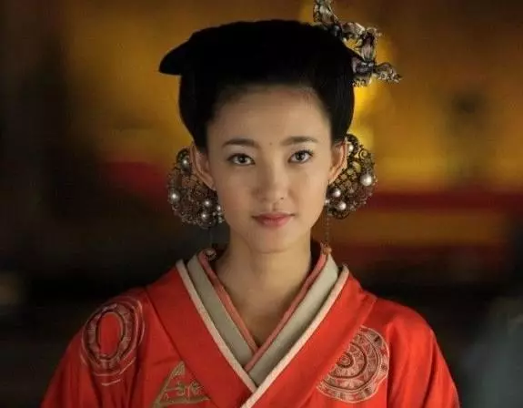 她當了五次寡婦第六次嫁了個窮光蛋,多年後窮光蛋成了開國大臣