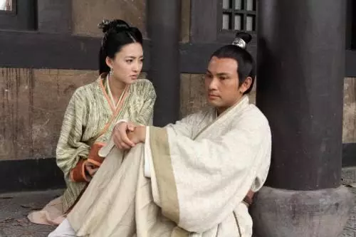她當了五次寡婦第六次嫁了個窮光蛋,多年後窮光蛋成了開國大臣