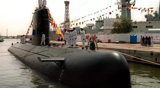 你要我戰,我便亮劍!不畏印度巴鐵海軍潛艇出動,多國艦艇來護航