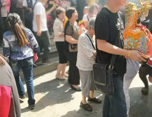 連走7年媽祖遶境! 巧遇阿婆「求幫提行李」他悔恨第一年沒答應
