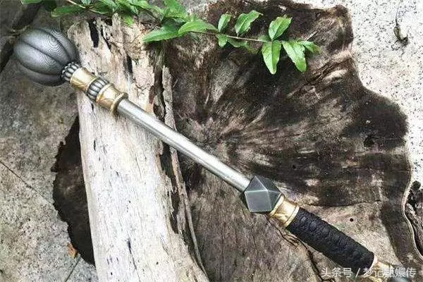 哥哥親手把親弟弟推下井,準備走時卻看見弟弟站在井邊對他笑