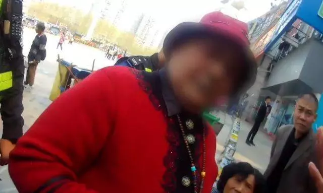 大媽撿鑽石項鍊不還 討價還價:要分我一半