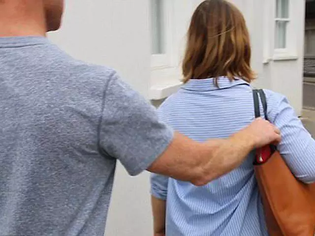 逛街時,女兒吵著走路腳疼,寶媽低頭一看馬上報警,直夸女兒聰明