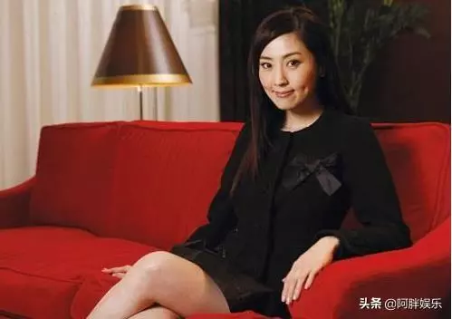 她15歲出道,戀上大24歲黑道大哥, 如今成功逆襲,身價上億!