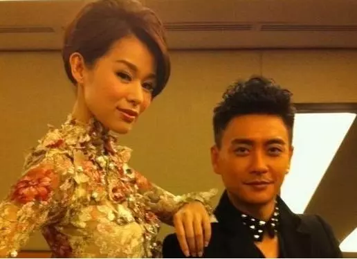 胡杏兒二胎孕照流出,身材走樣卻很有孕味,幸福一家讓人羨慕!