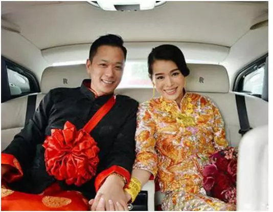 胡杏兒二胎孕照流出,身材走樣卻很有孕味,幸福一家讓人羨慕!