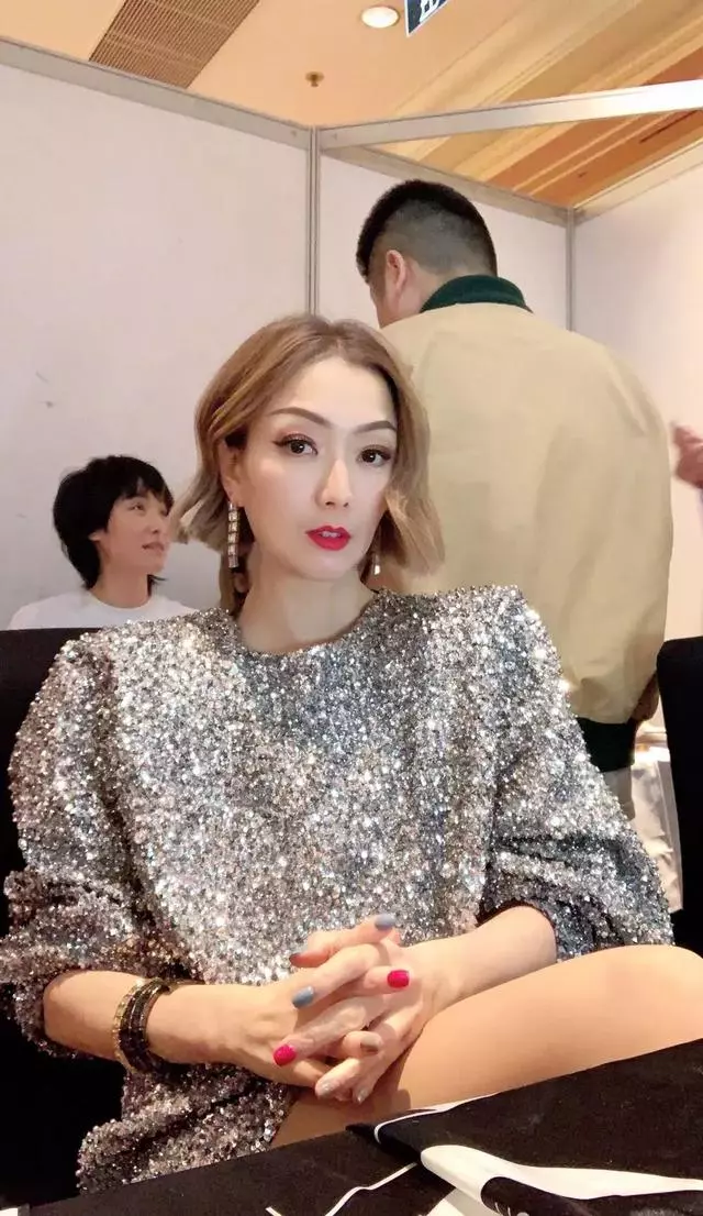 46歲鄭秀文與43歲梁詠琪同框,看到正面照,網友:差距太大了吧!