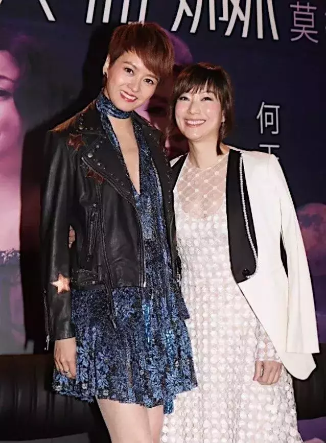46歲鄭秀文與43歲梁詠琪同框,看到正面照,網友:差距太大了吧!