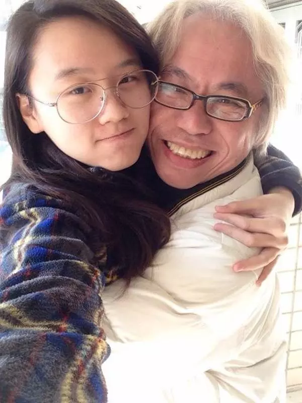 「爺孫戀」婚禮正式喊停!看林靖恩拍照的這個「小細節」..就知道小女孩想「明白」了!那種糟老頭根本不值得留戀!眾人都叫好!