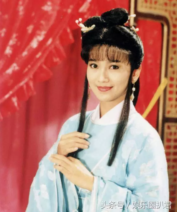 63歲趙雅芝與兒子合照似情侶,『 但網友卻紛紛注意到她的腳』