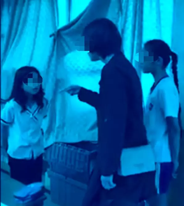 牽女兒去打同學!虎媽為討回公道嗆:「罩子給我放亮點」 要女兒打更用力「教育局決定出面」