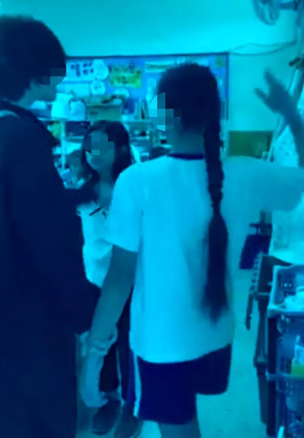 牽女兒去打同學!虎媽為討回公道嗆:「罩子給我放亮點」 要女兒打更用力「教育局決定出面」
