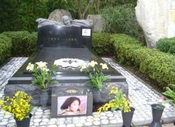 李小龍的墓地,黃家駒的墓地,鄧麗君的墓地,不如她墓地香火鼎盛!