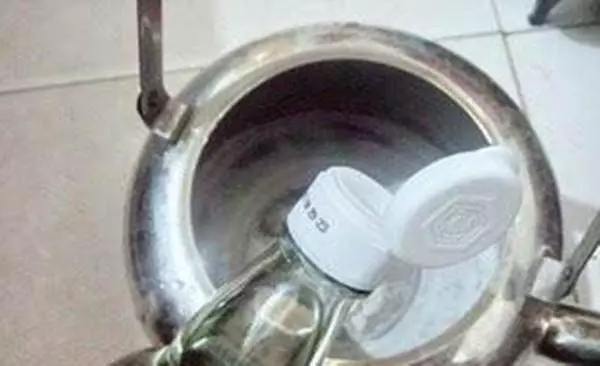 想要切完辣椒不辣手,白醋倒在手心當中搓一搓,立刻見效,用過的人都說好