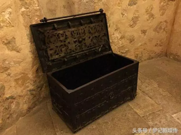 女子救條黑蛇,幾年後,意外摔斷腿被丈夫拋棄,幾天後,丈夫悔了