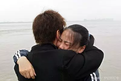 為供弟讀書,姐嫁給大齡富豪,幾年後姐被趕,出門卻看到弟弟