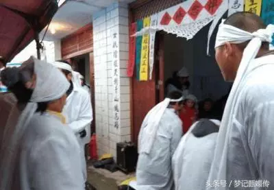妻子失蹤,他照顧岳父5年,岳父葬禮上妻子再出現,原因感人!