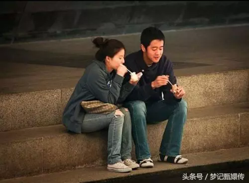 丈夫去世,3年後的一天,妻子在大街上看到一名男子,癱在地上