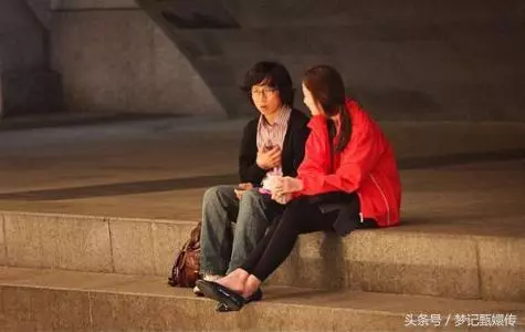 丈夫去世,3年後的一天,妻子在大街上看到一名男子,癱在地上