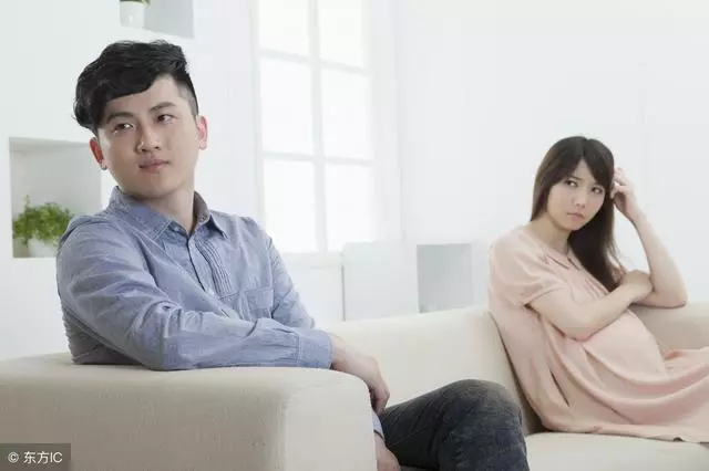 女子懷孕想回娘家住丈夫不讓,深夜聽到丈夫語音聊天,她失聲大哭