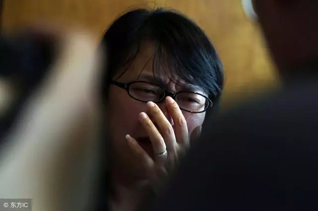 女子懷孕想回娘家住丈夫不讓,深夜聽到丈夫語音聊天,她失聲大哭