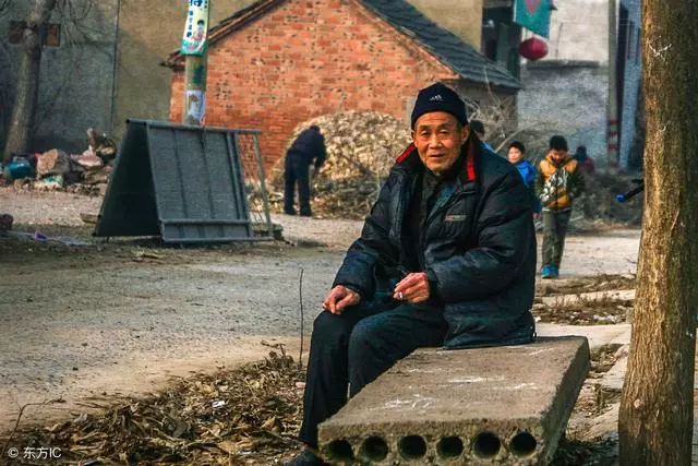 老人因病重而離家出走,下車後給小乞丐10元錢,竟救了自己一命