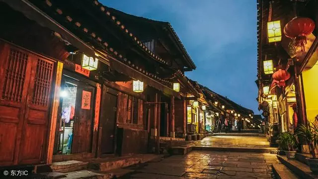 老人因病重而離家出走,下車後給小乞丐10元錢,竟救了自己一命