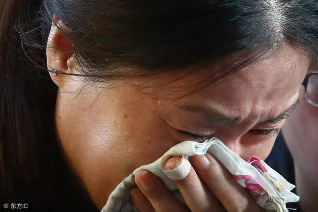 老人因病重而離家出走,下車後給小乞丐10元錢,竟救了自己一命