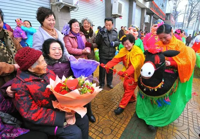 孫子替父養母,多年後老人80大壽,孫子一席話,父親幡然悔悟