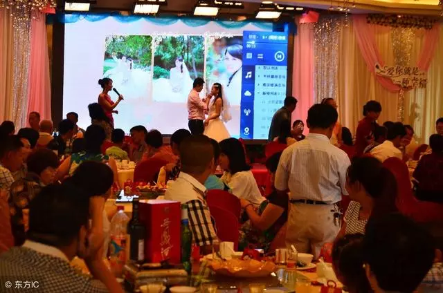 小男孩無家可歸,老漢撫養他長大,他供妹妹上完大學後,喜事來了