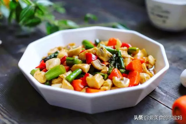 炒蘆筍時,直接下鍋炒是大錯特錯,多加這一步,脆嫩爽口不澀嘴