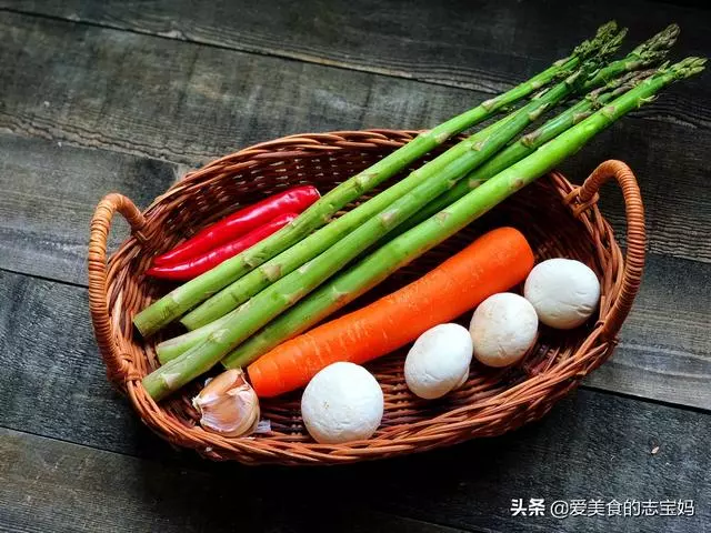 炒蘆筍時,直接下鍋炒是大錯特錯,多加這一步,脆嫩爽口不澀嘴
