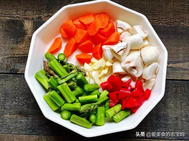 炒蘆筍時,直接下鍋炒是大錯特錯,多加這一步,脆嫩爽口不澀嘴